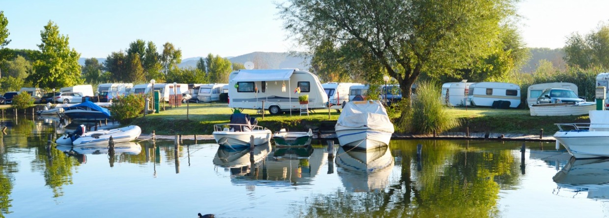 Caravans aan het water