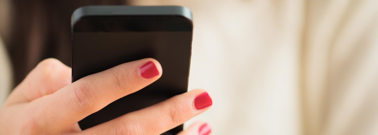 Vrouw met mobiel in haar hand