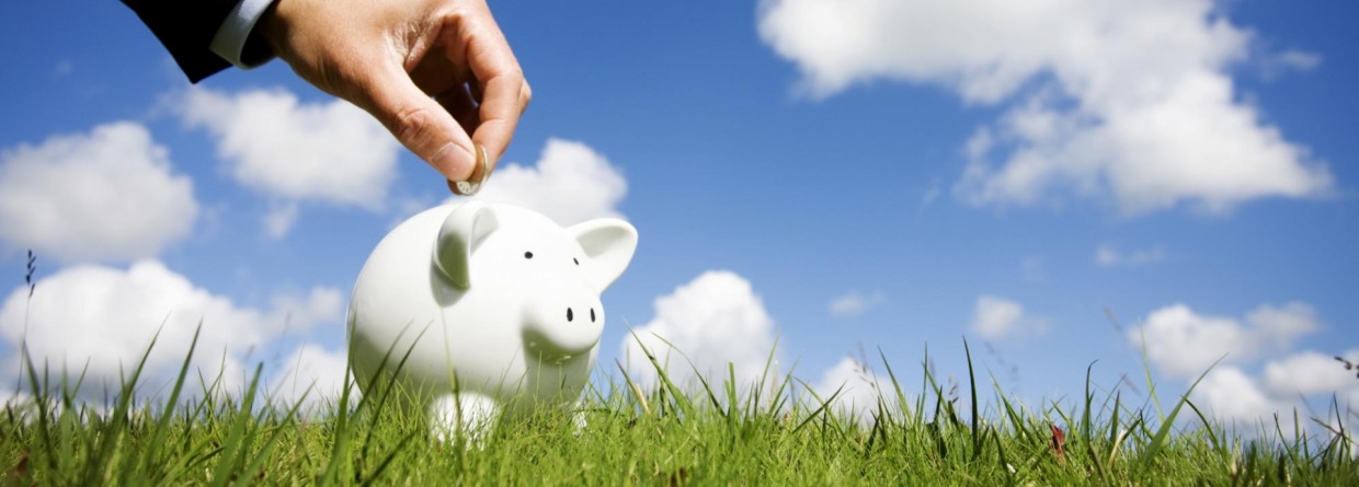 man gooit geld in spaarvarken